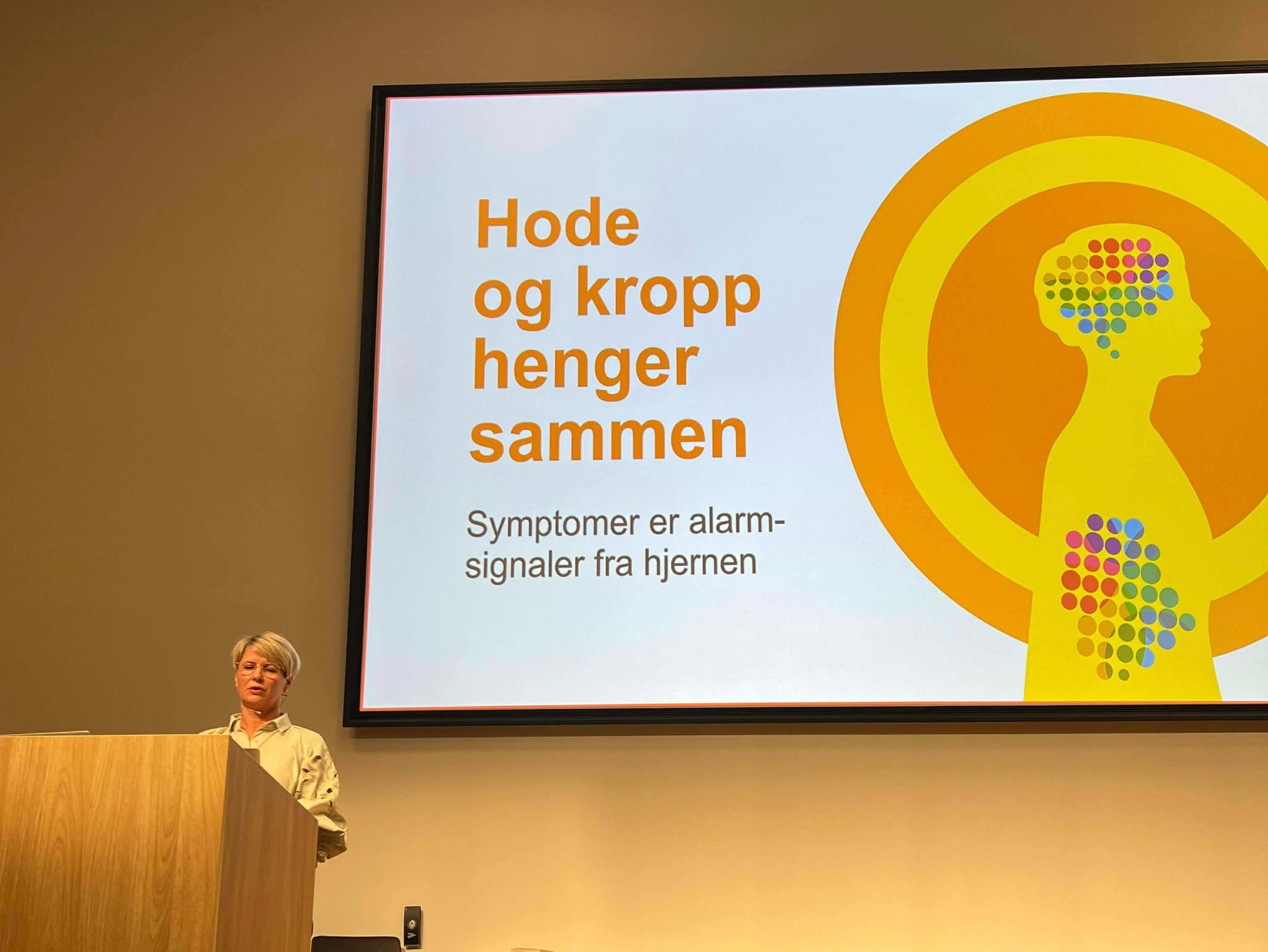 Smerteseminar for 300 pasienter på Drammen sykehus 05.12.2025. Jeg satt i panel etterpå sammen med overlege Flore Le Marechal, hjerneforsker Marte Roa Syvertsen og nevroplastisk veileder og pionér på området, Ellen Flø Skagen